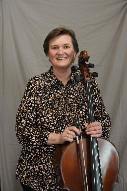 <b>Ludmila Nováková </b><br>violoncello, zpěv, kytara, pěvecký sbor, hudební nauka